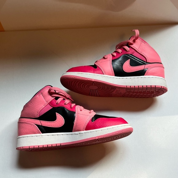Air Jordan 1 Mid Black and Pink - Picture 6 of 8